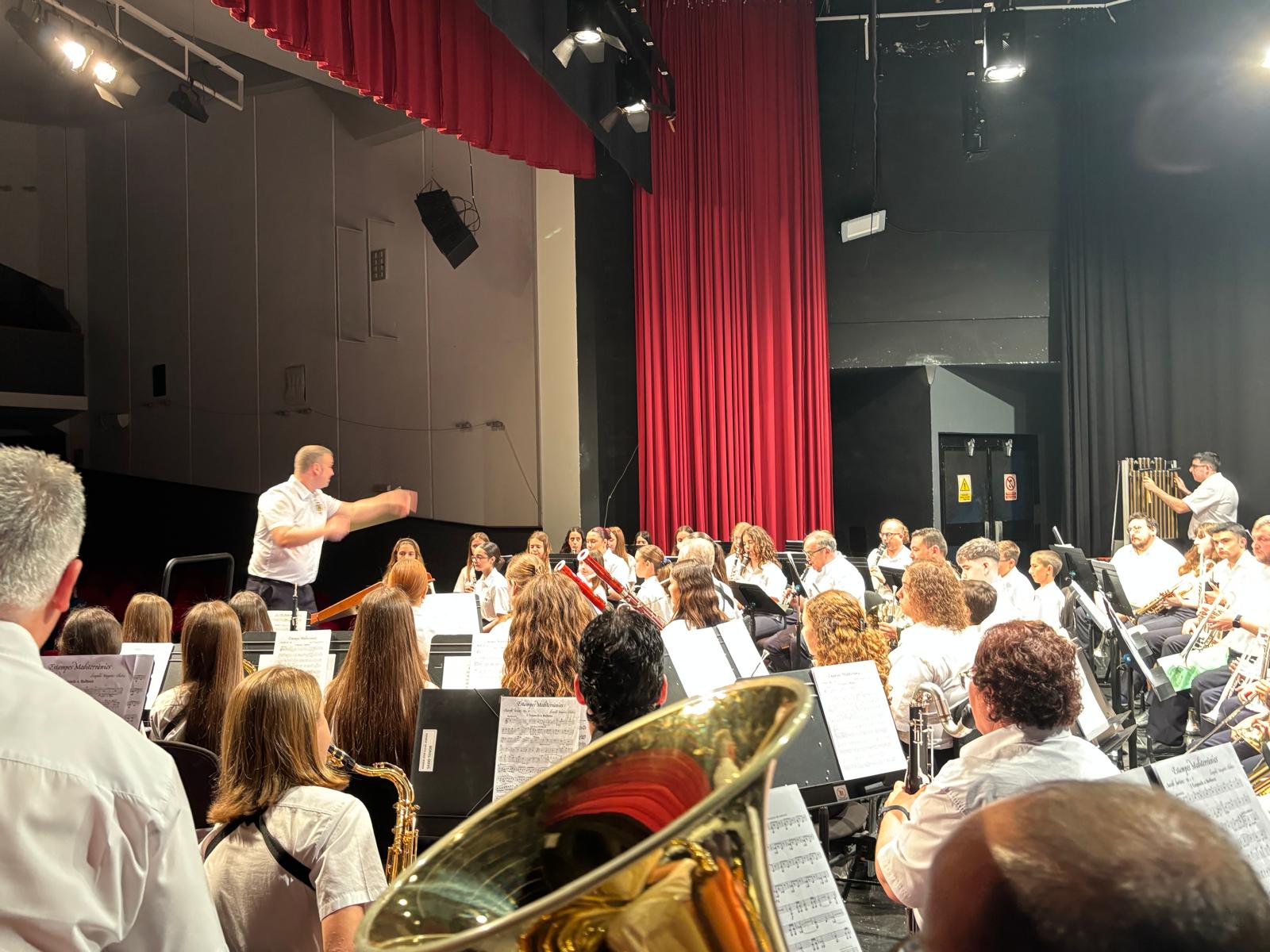 La Banda Jove interpretant una peça en concert, vista des del públic