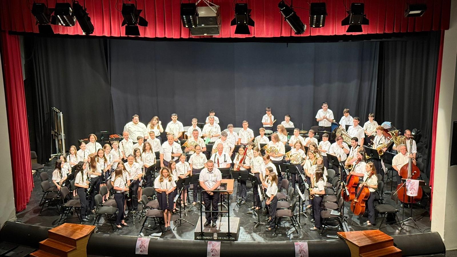 Foto de grup de la Banda Jove dalt de l'escenari