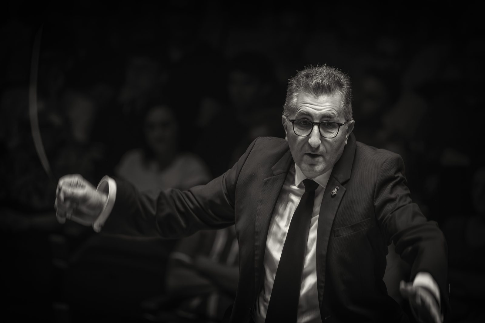 Daniel Ferrero en plena direcció, en blanc i negre