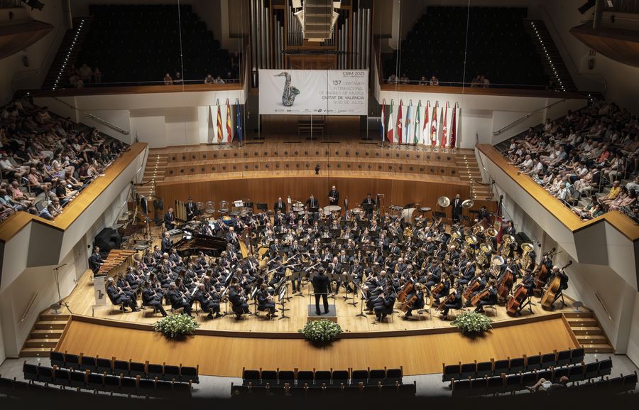 La banda al complet a l'escenari del Palau de la Música en el 137é CIBM (2025)