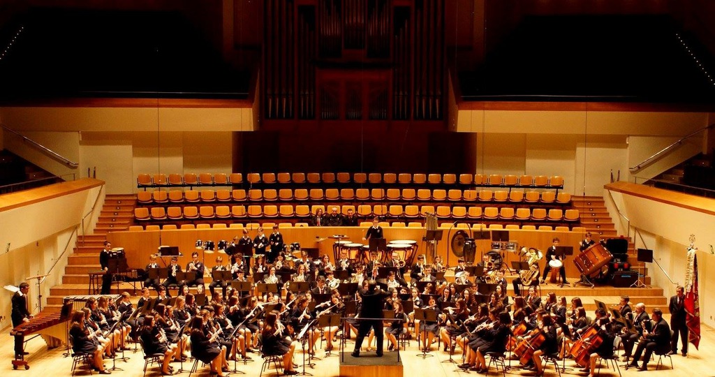 La banda dalt de l'escenari del Palau de la Música de València